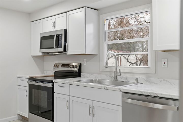 Property Photo:  176 Colonial Village Drive  PA 15235 