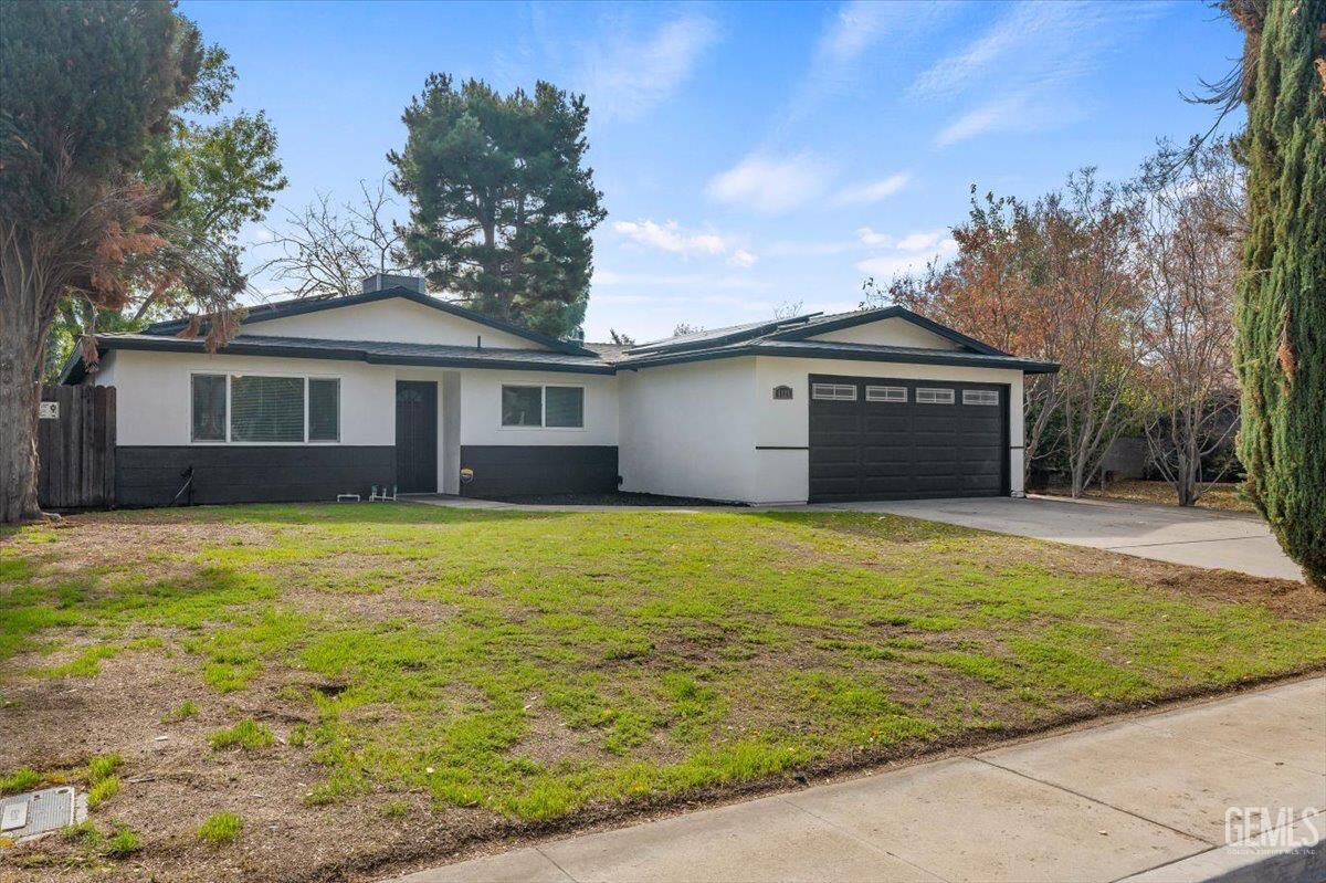 Property Photo: 1125 Washington Avenue CA 93308
