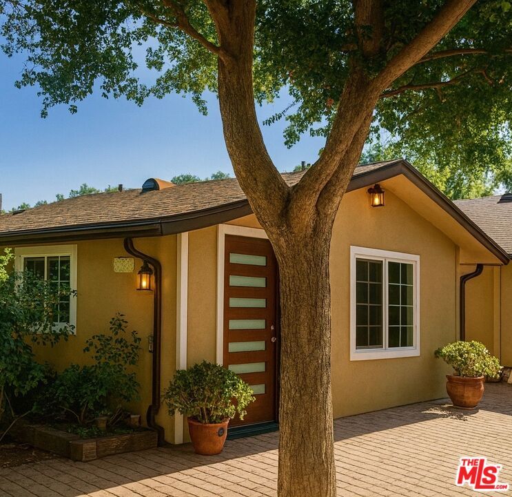 Property Photo:  5240 Buffalo Ave  CA 91401 