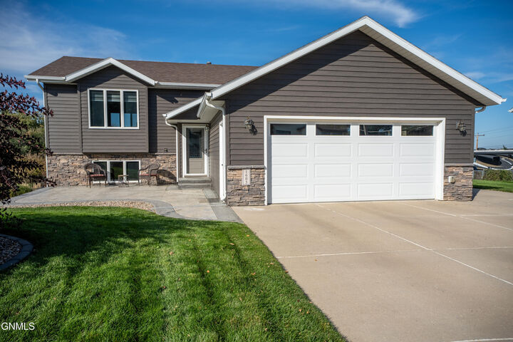 Property Photo:  1605 9th Avenue SE  ND 58554 