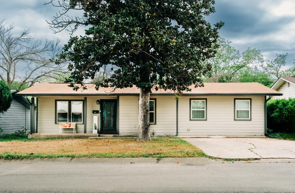 Property Photo:  607 Leland St  TX 78028 