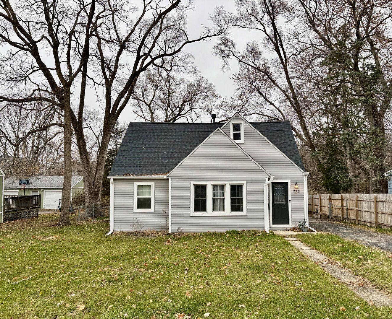 Property Photo: 724 Mohawk Drive IL 60073