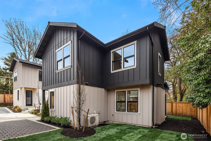 Property Photo:  817  18th Avenue W  WA 98033 