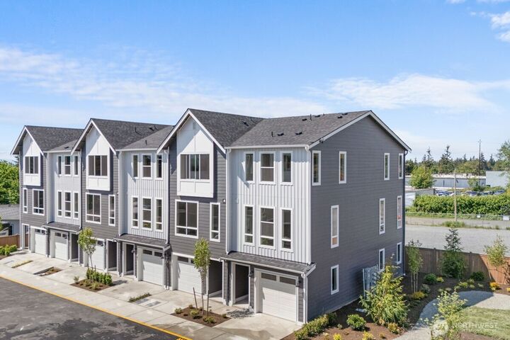 Property Photo:  15726  40th Avenue W D5  WA 98087 