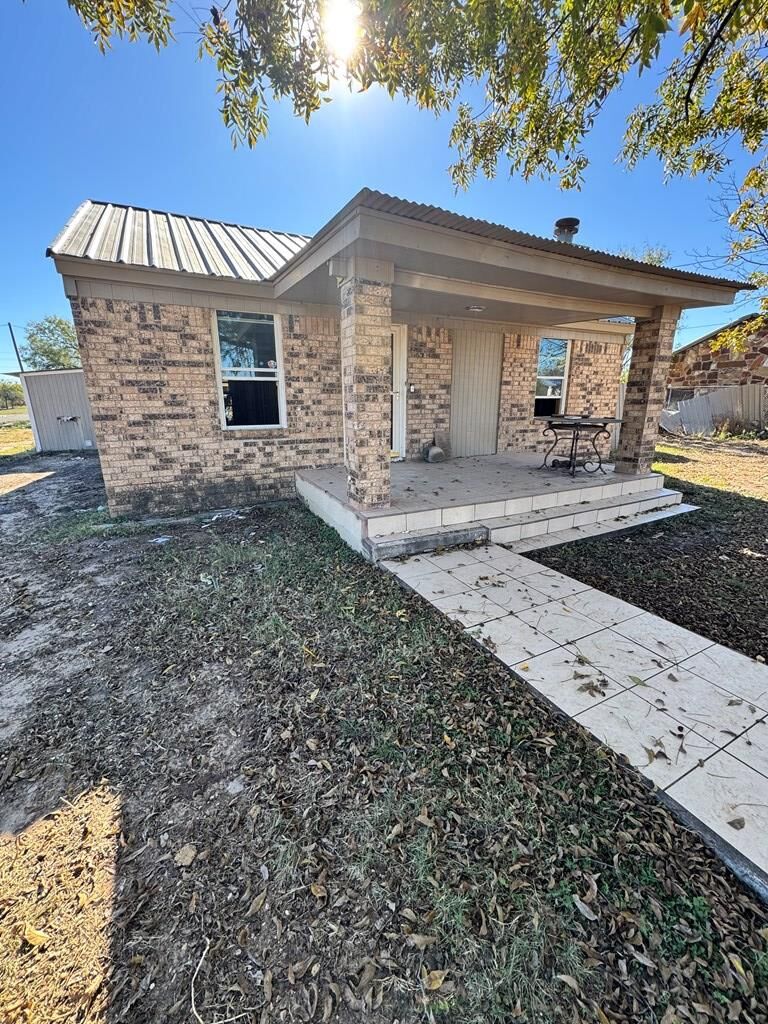 Property Photo: 1721 E Harris Ave TX 76905