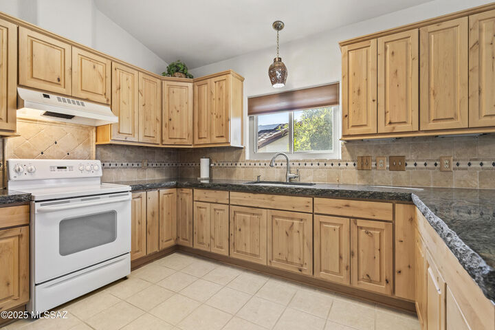 Property Photo:  421 N Sedge Lane  AZ 85748 