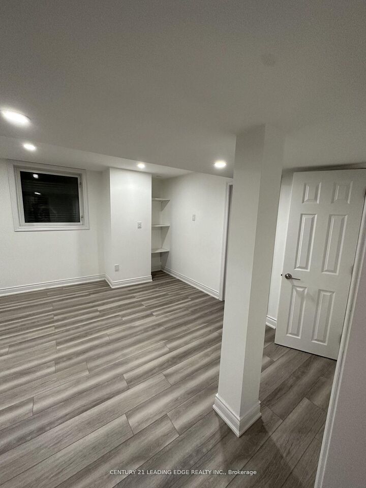 Photo de la propriété: 48 Temple West Crescent Bsmt ON L1T 4J8