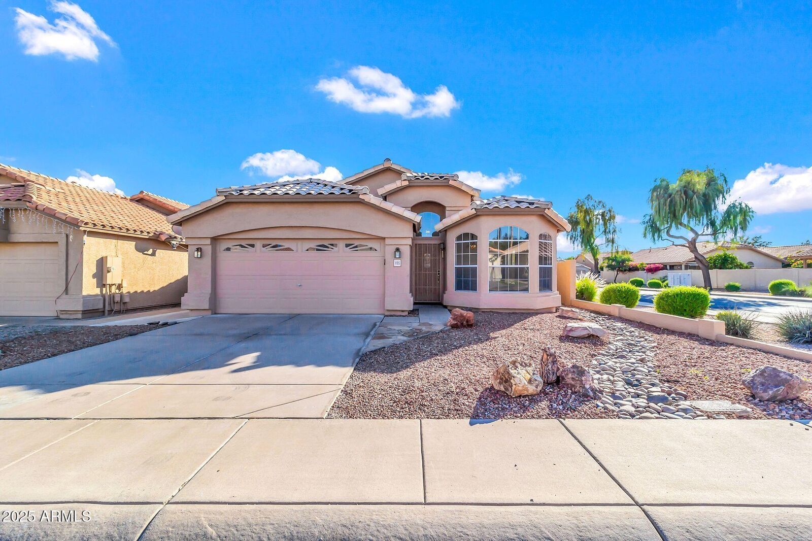 Property Photo:  1195 W Myrna Lane  AZ 85284 