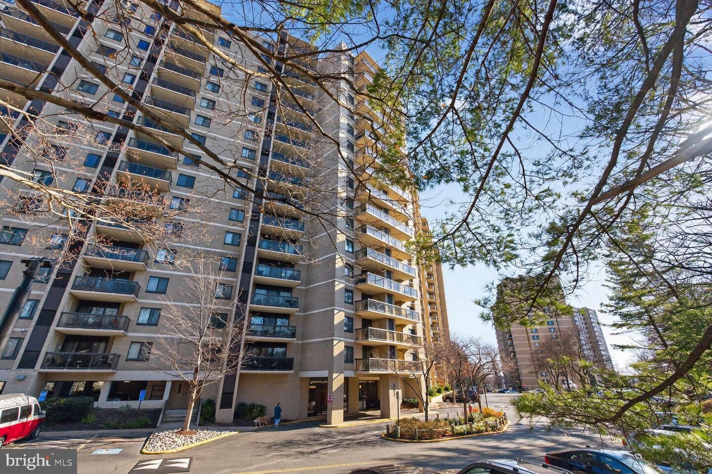 Property Photo: 307 Yoakum Parkway 821 VA 22304