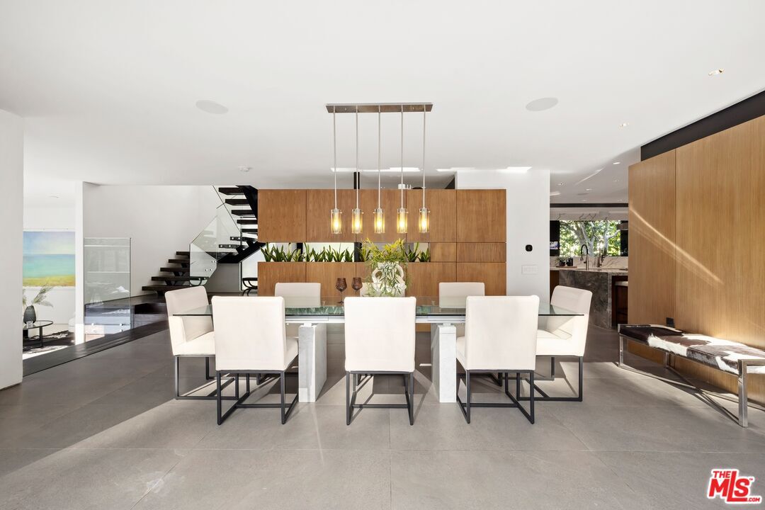 Property Photo:  10558 Fontenelle Way  CA 90077 