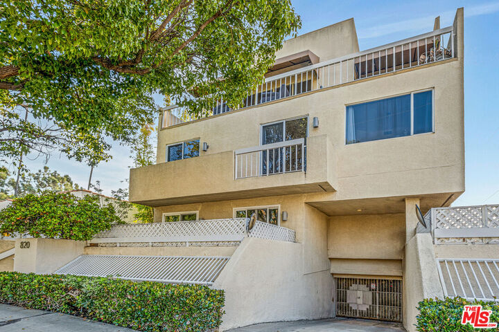 Property Photo: 820 California Ave CA 90403