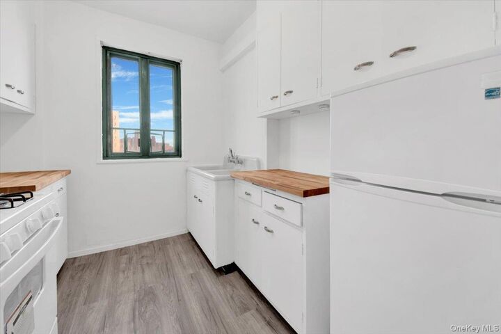 Property Photo:  99 Metropolitan Oval 8F  NY 10462 