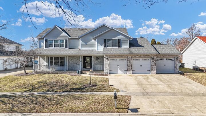 Property Photo: 2205 Edgewater Place IL 61822