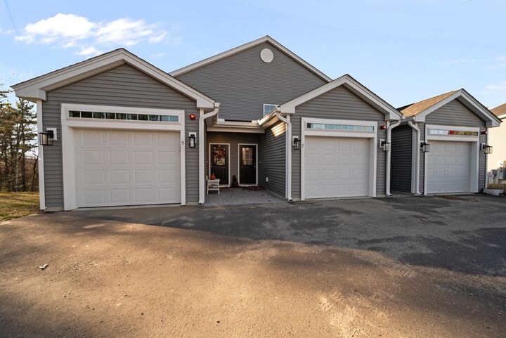 Property Photo:  7 Cypress Lane  NH 03087 