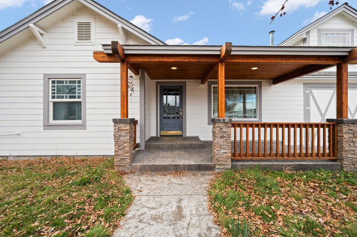 Property Photo:  745 SE Garner Street  OR 97754 