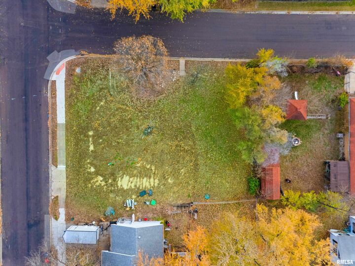 Property Photo:  301 Parkway Lane  IL 61554 