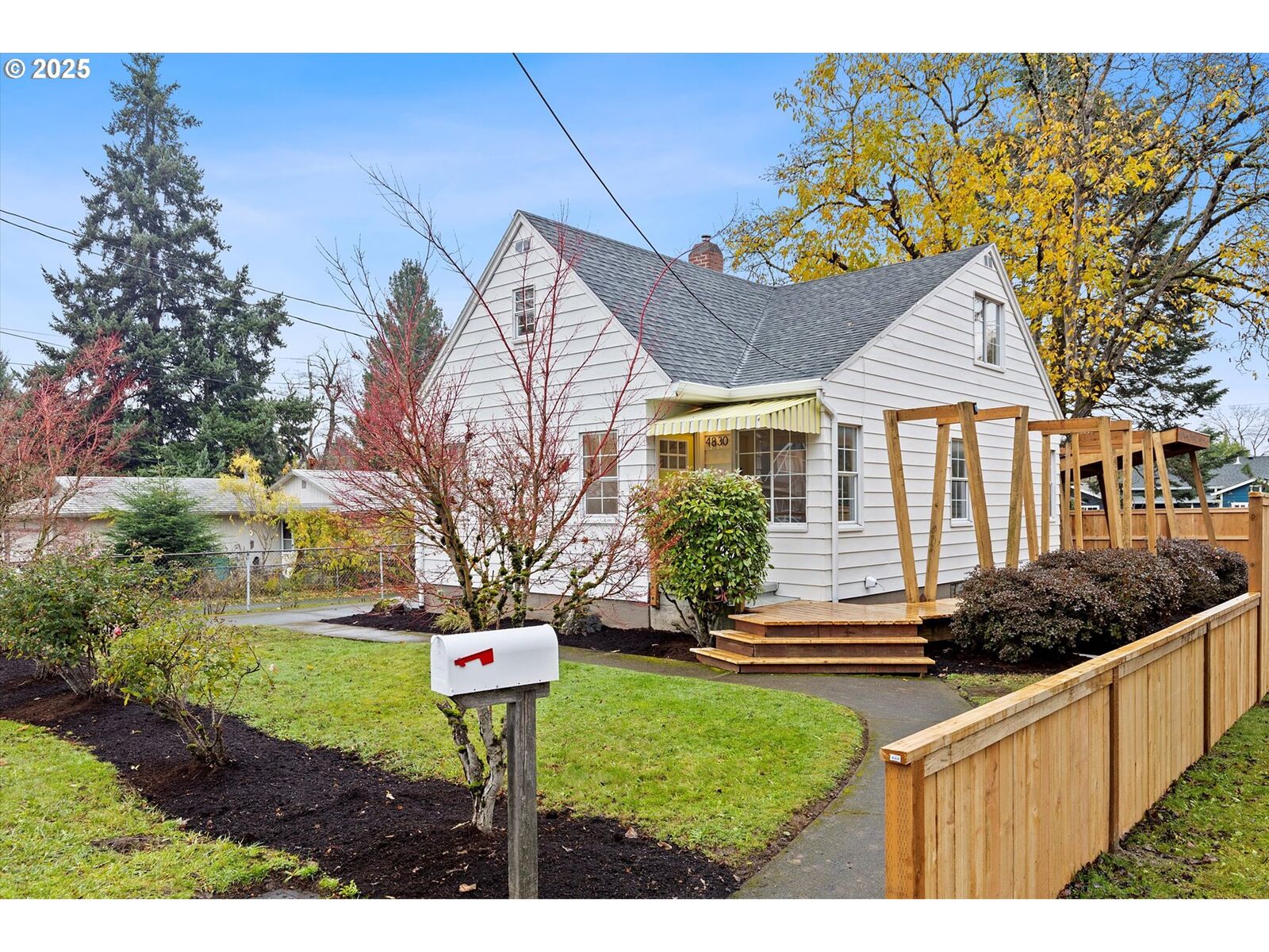 Property Photo: 4830 NE 60th Ave OR 97218