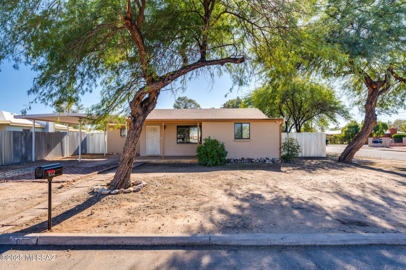 Property Photo:  1002 E Simmons Street  AZ 85719 