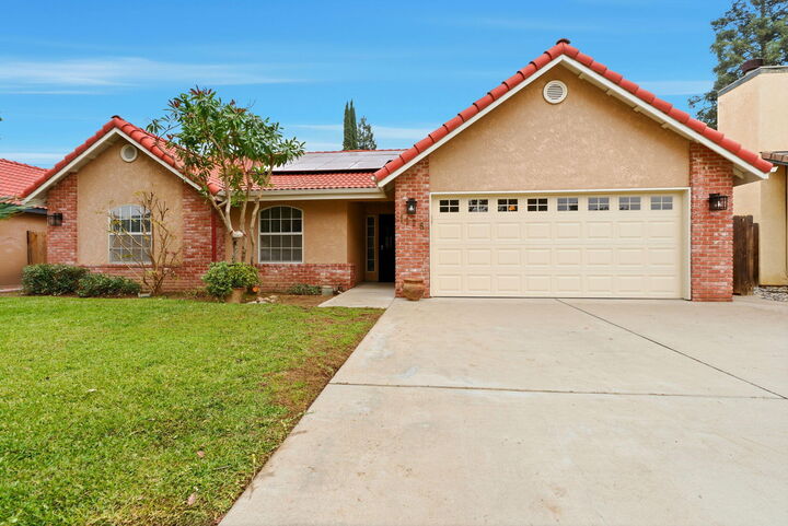 Property Photo: 1126 N Crenshaw Street CA 93291