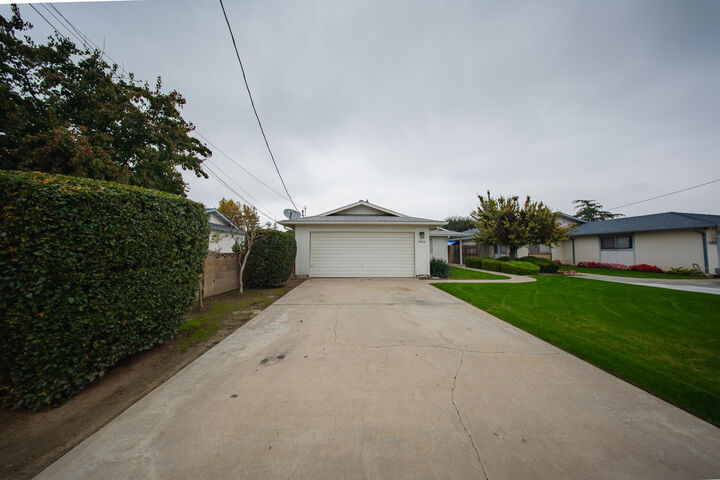 Property Photo: 4438 W Feemster Avenue CA 93277