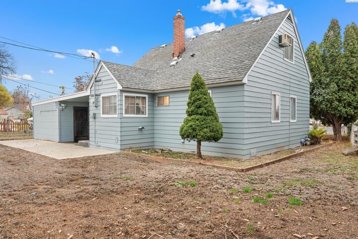 Property Photo:  505 S 12th St  WA 98944 