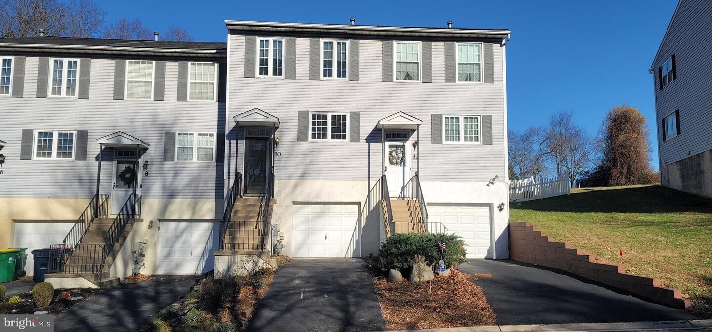 Property Photo: 10 Woodfield Drive DE 19703