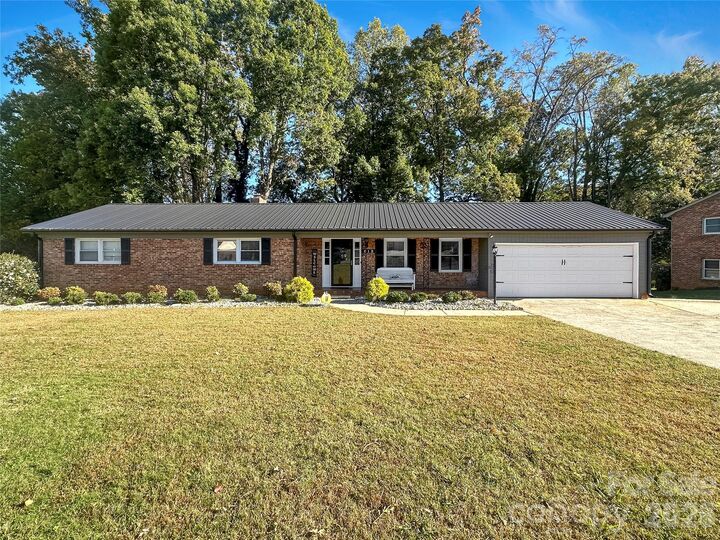 Property Photo:  812 Hill Street  NC 28152 