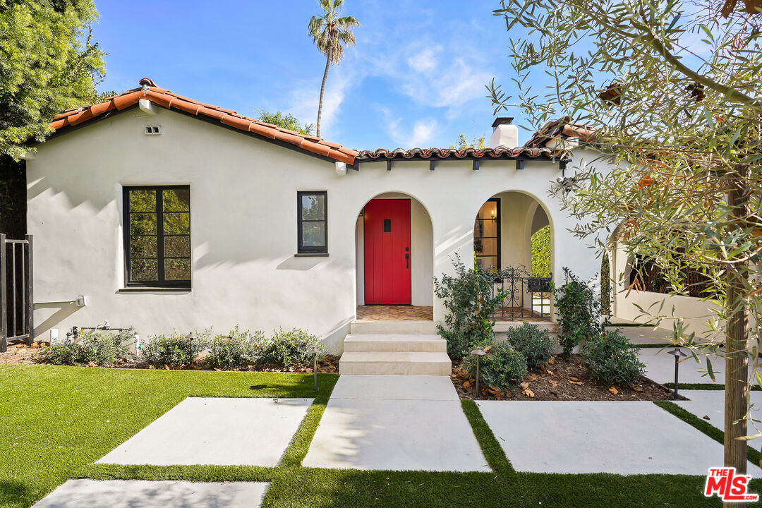 Property Photo: 318 N Huntley Dr CA 90048