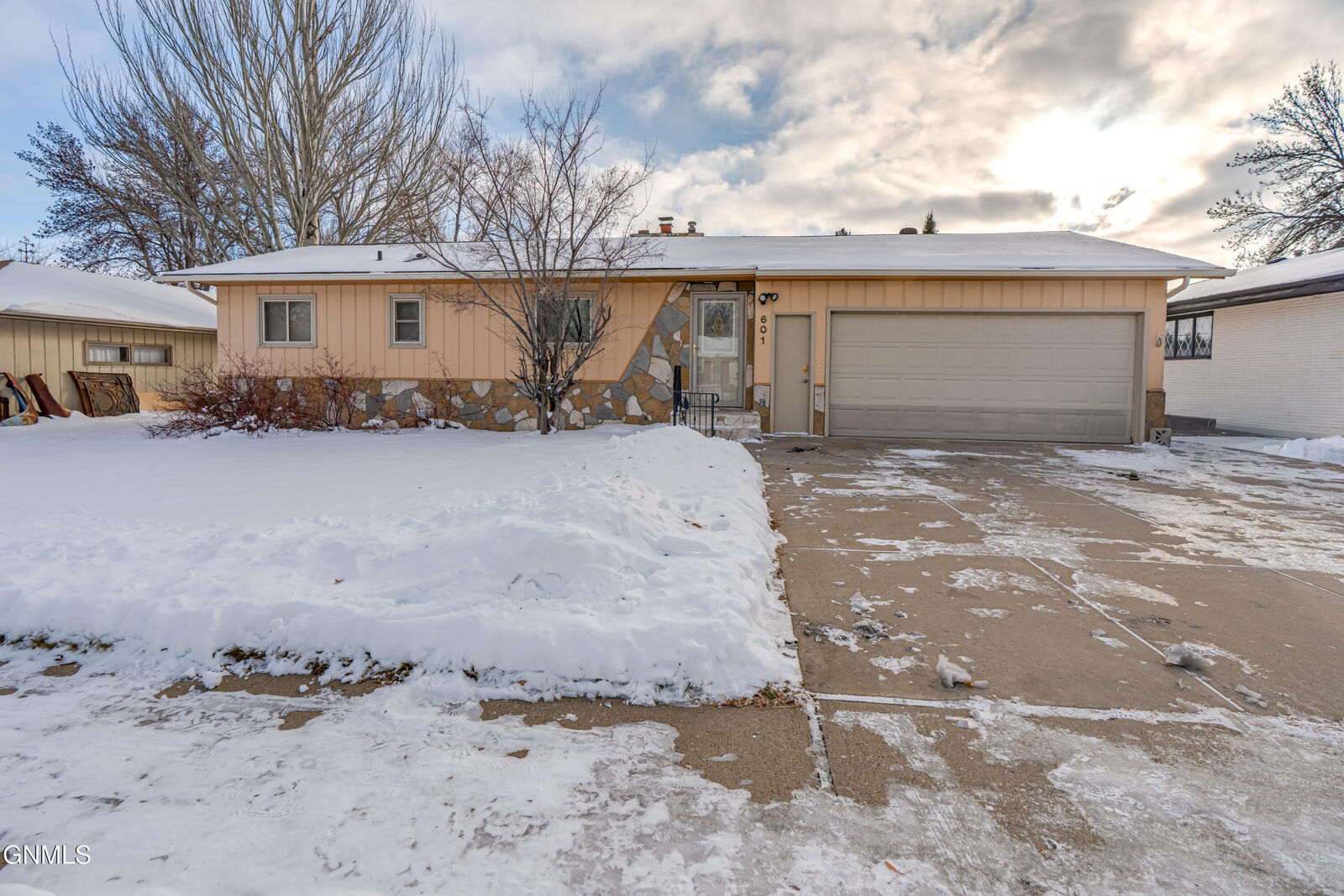 Property Photo:  601 Interstate Avenue W  ND 58503 