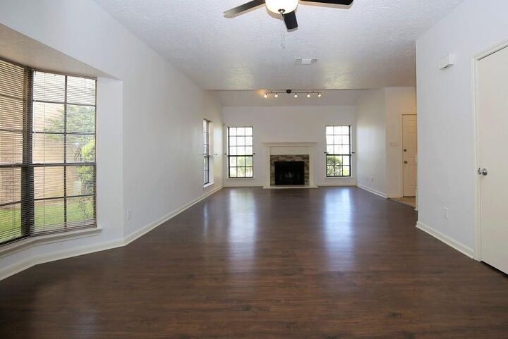 Property Photo: 800 Country Place Drive 304 TX 77079