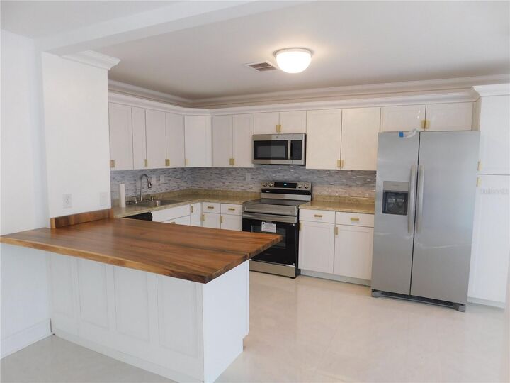 Property Photo: 2233 Springwood Circle W FL 33763