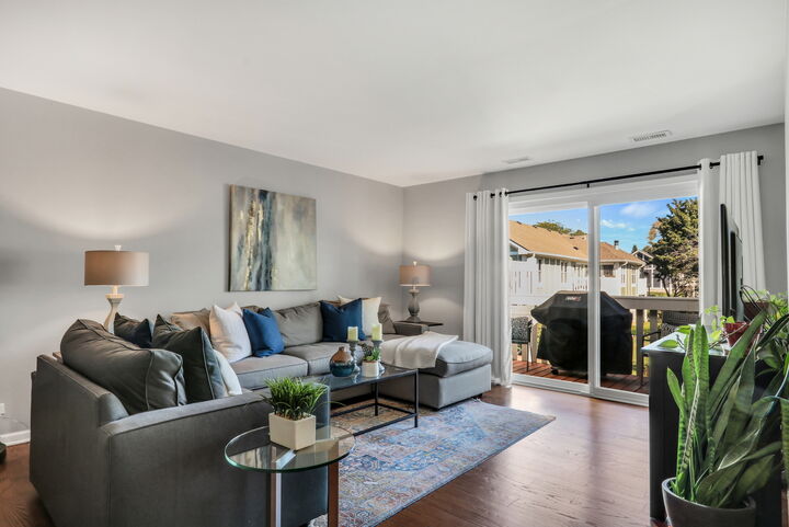 Property Photo: 215 Coventry Circle 215 IL 60061