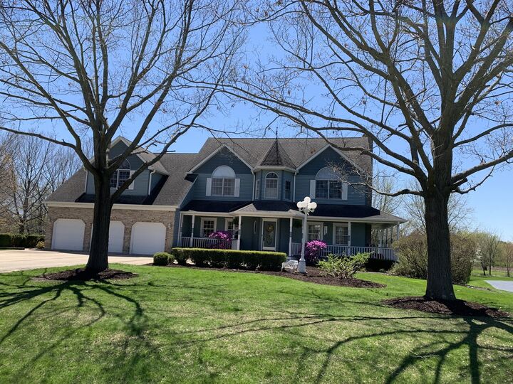 Property Photo: 7N610 Cloverfield Circle IL 60175