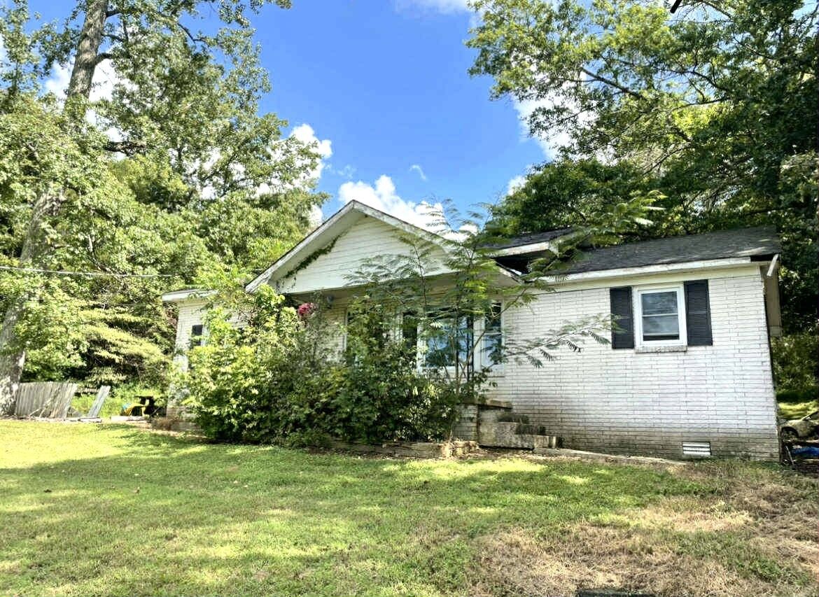 Property Photo:  1623 Industrial Loop Rd  TN 38478 