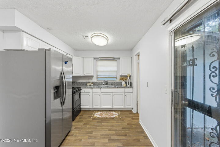 Property Photo: 4663 Roanoke Boulevard FL 32208