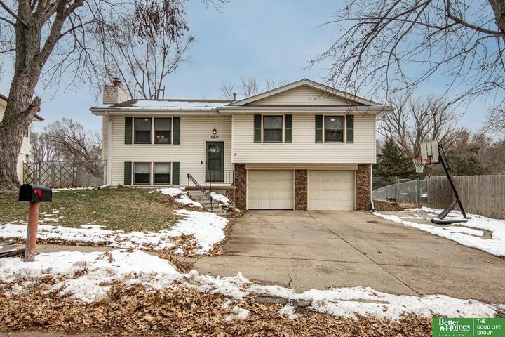 Property Photo: 2411 N 141st Avenue NE 68164-0000