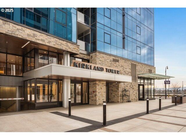 Property Photo: 590 Waterfront Way 604 WA 98660