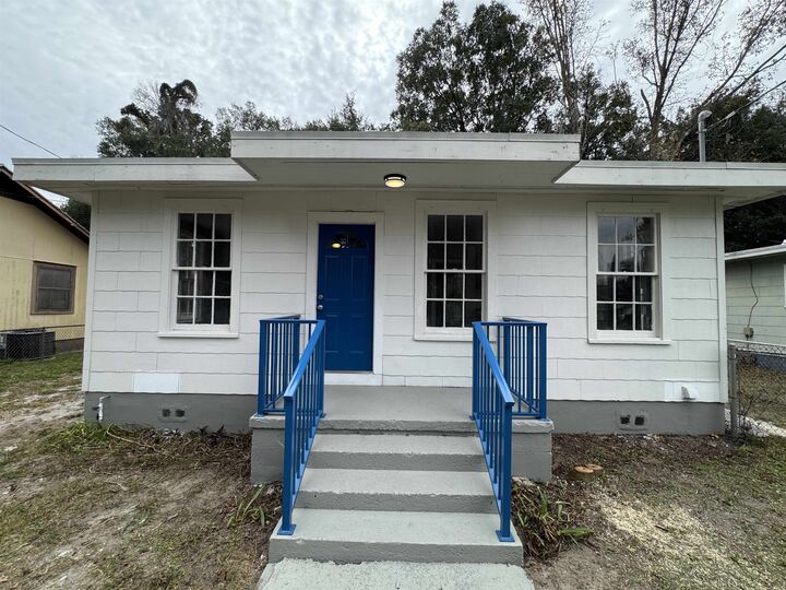 Property Photo:  2909 Lane St  FL 32177 