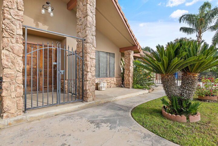 Property Photo: 1502 S Lydia Drive CA 93274