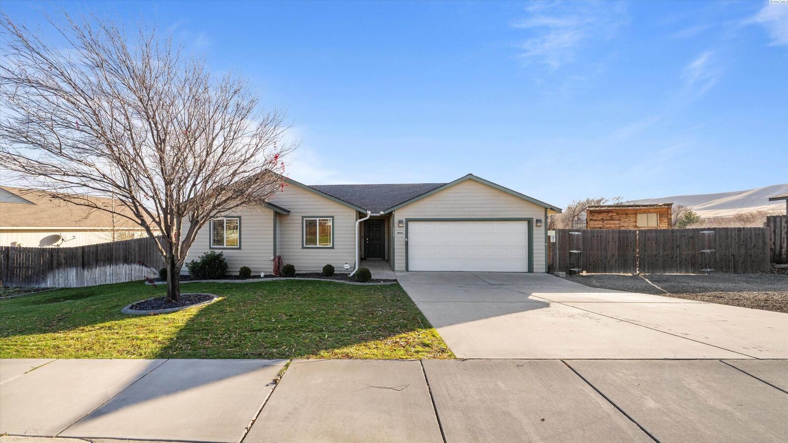 Property Photo:  612 Botaka Loop  WA 99320 