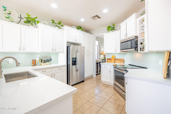 Property Photo: 1550 W Saint Kateri Drive AZ 85041