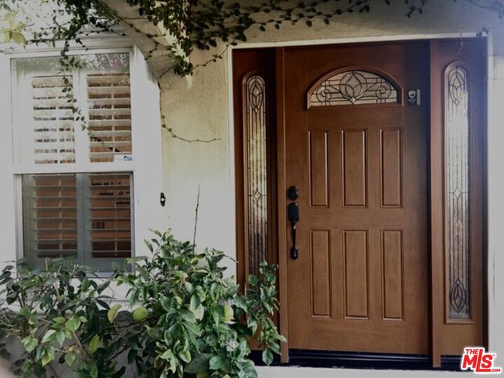 Property Photo:  125 N Palm Dr  CA 90210 