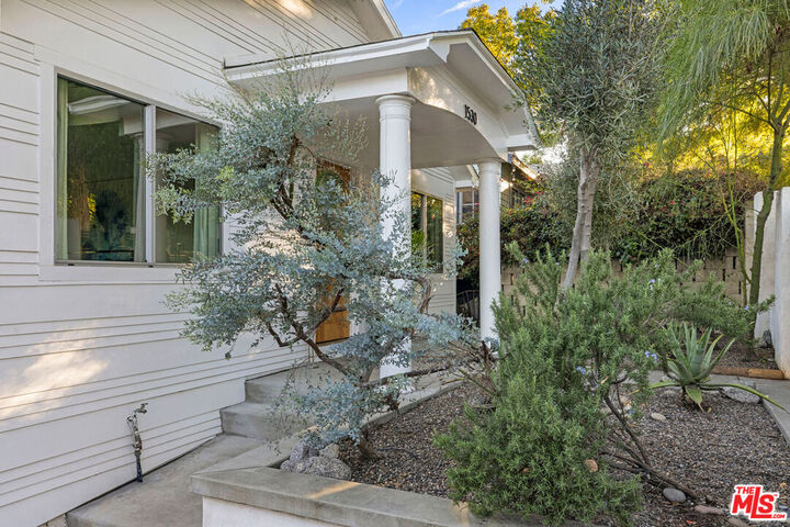 Property Photo: 1530 Allesandro St CA 90026