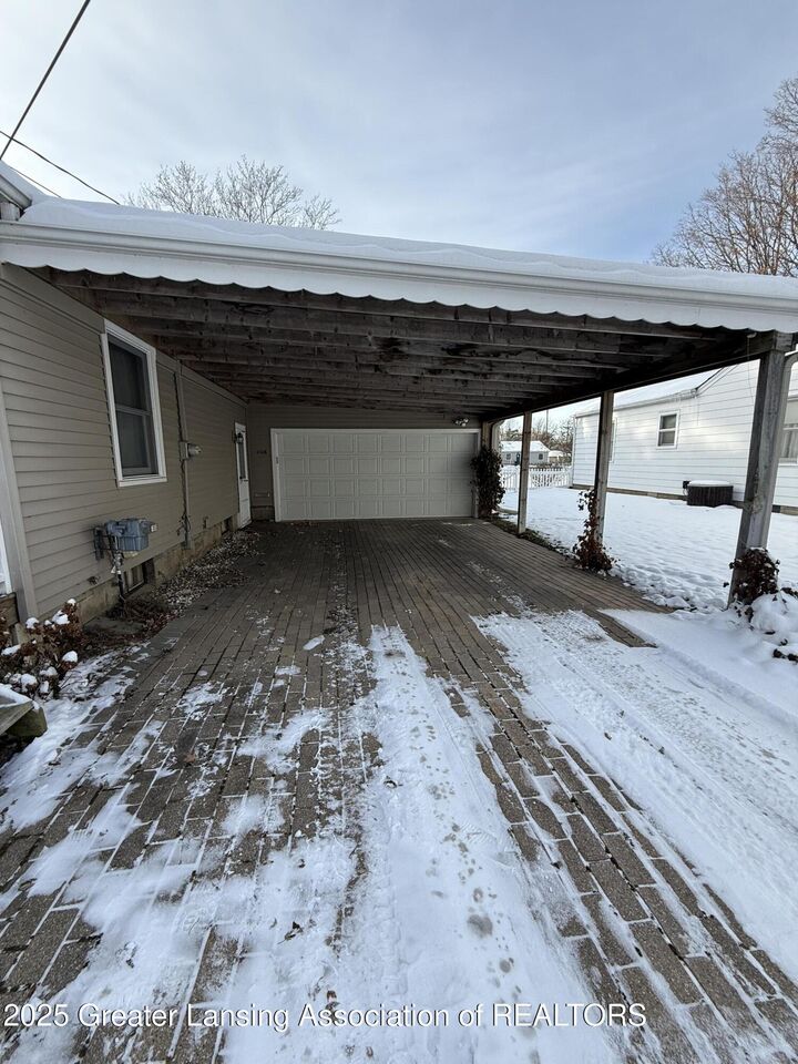 Property Photo: 1108 Tulip Street MI 48837