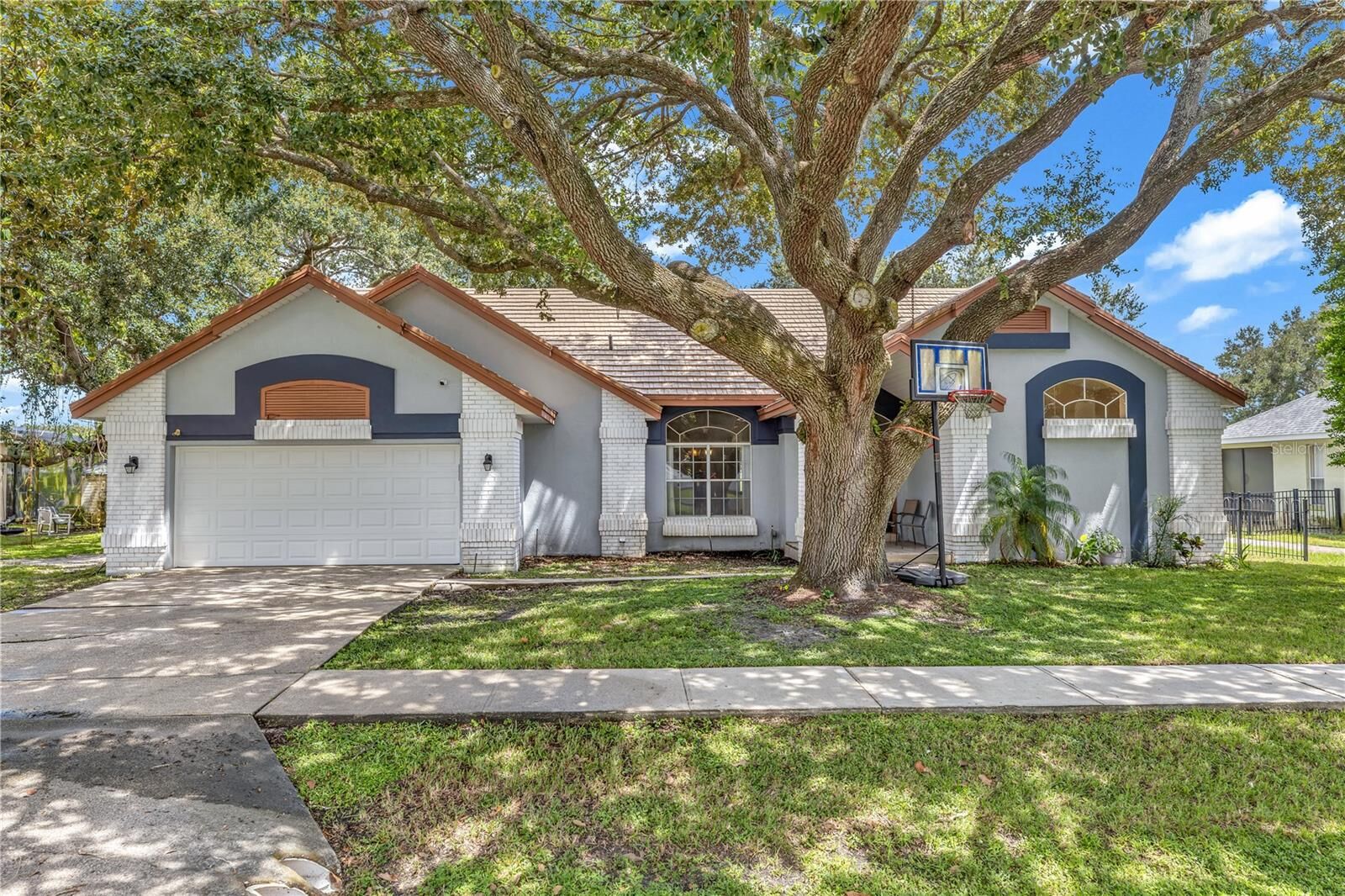 Property Photo: 2827 Ballard Avenue FL 32833