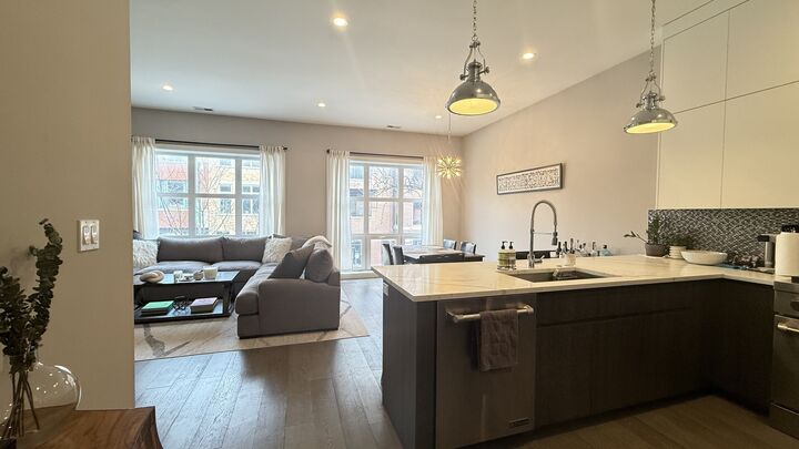 Property Photo: 2930 N Lincoln Avenue 2 IL 60657