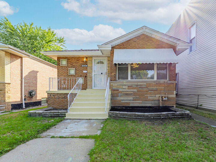 Property Photo:  8139 S Exchange Avenue  IL 60617 