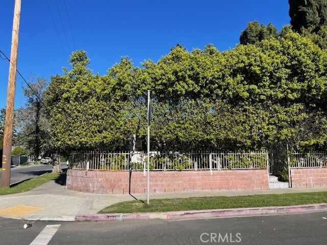 Property Photo: 11143 Emelita CA 91601