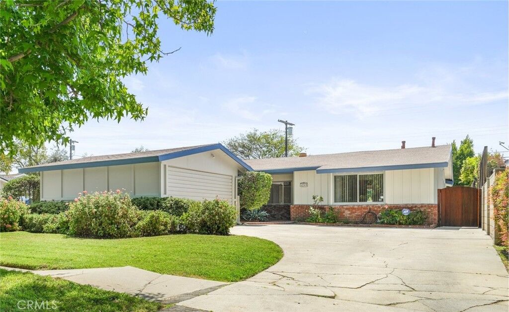 Property Photo: 5249 Ventura Canyon Avenue CA 91401
