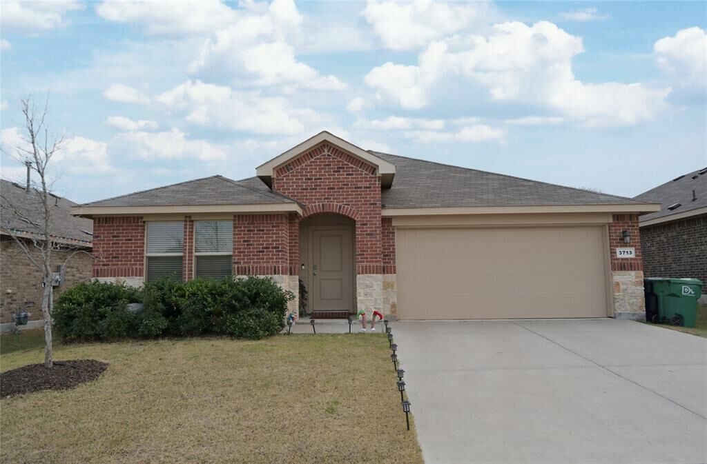 Property Photo: 3713 Ridgeway Lane TX 76226